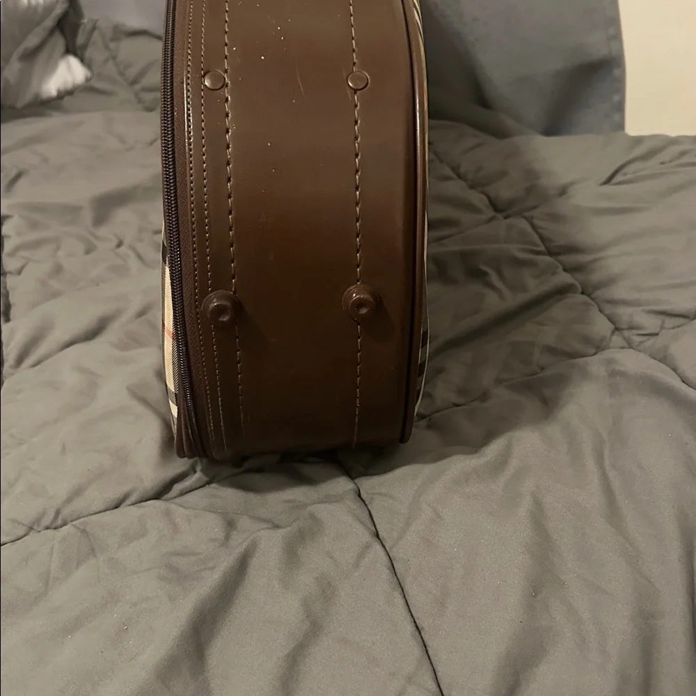 Burberry Beige and Brown Plaid Travel Bag. PRE-OWNED. - Picture 9 of 12